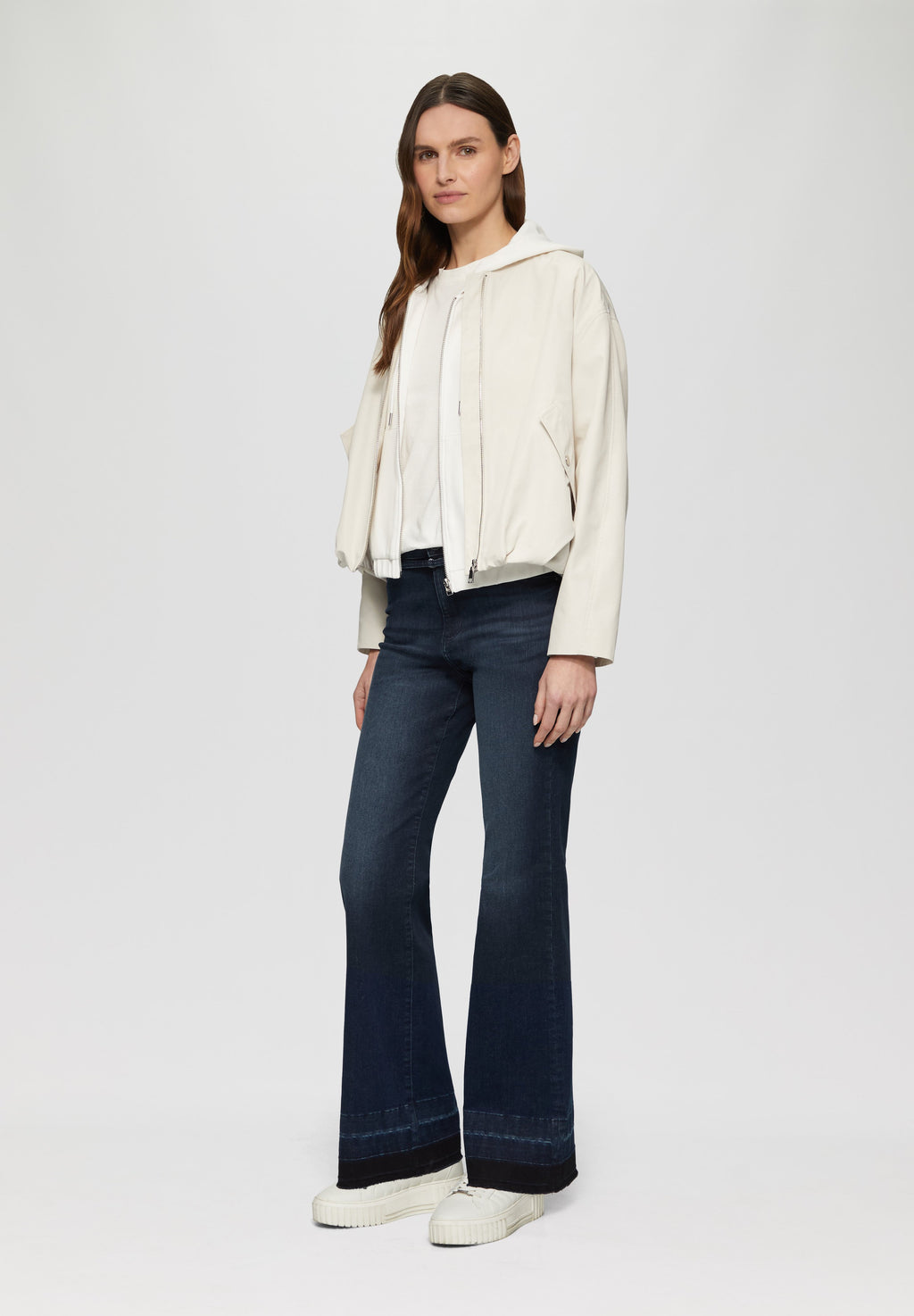 s.Oliver Flared Jeans Media 2