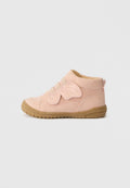 Rosa High-Top-Schuhe aus glattem synthetischem Material mit strukturiertem Flügeldetail, elastischen Schnürsenkeln und einer Gummisohle für Grip.
