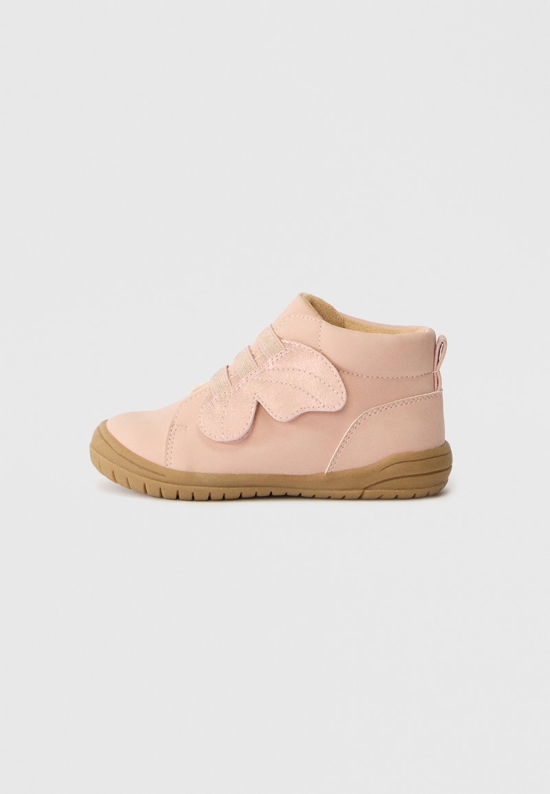 Rosa High-Top-Schuhe aus glattem synthetischem Material mit strukturiertem Flügeldetail, elastischen Schnürsenkeln und einer Gummisohle für Grip.