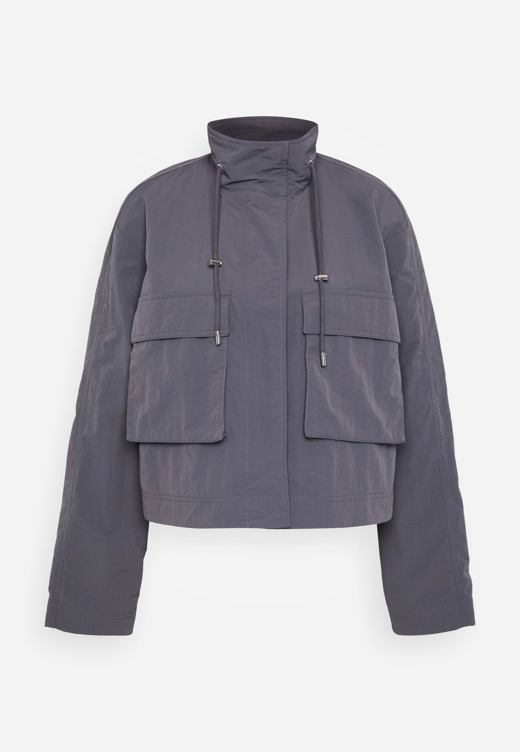 Abgeschnittene Jacke aus grauem Stoff, mit zwei vorderen Taschen, einem hohen Kragen und Kordeln zur Anpassung. Glatte Textur und lässige Passform.