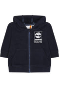 Navyblaue Zip-Hoodie aus weichem Stoff, mit Kängurutasche, gerippten Bündchen und einem weißen Timberland-Logo auf der Brust.