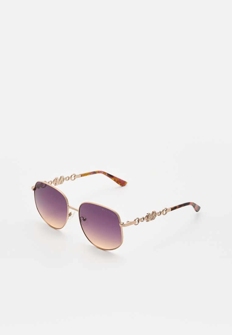Quadratische Sonnenbrille mit goldfarbenen Fassungen, Verlauf violetten Gläsern und Schildpatt-Bügelenden mit dekorativen goldenen Kettengliedern.