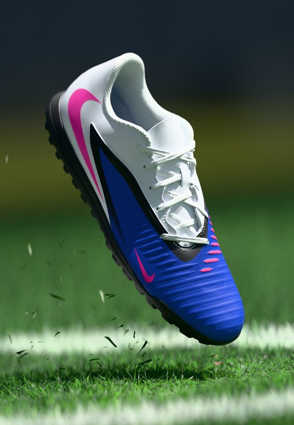 Nike Performance PHANTOM 6 LOW CLUB  - Turf football boots - racer blue/pink blast/white