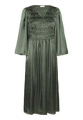 Grünes Satin-Kleid mit gerafftem Oberteil, V-Ausschnitt und langen Ärmeln, das einen plissierten Rock und eine glatte Textur aufweist.