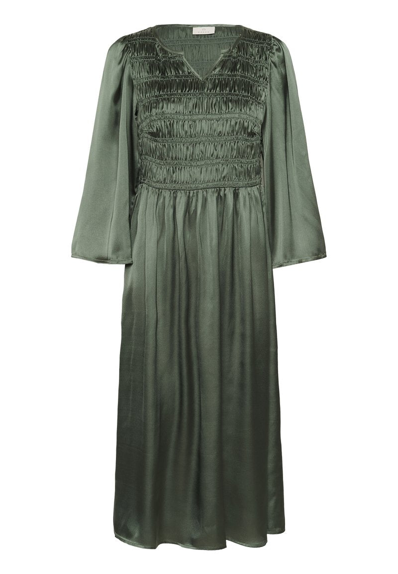 Grünes Satin-Kleid mit gerafftem Oberteil, V-Ausschnitt und langen Ärmeln, das einen plissierten Rock und eine glatte Textur aufweist.