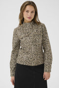 Leopardenmuster-Jacke in Beige- und Brauntönen, mit hohem Kragen, Knopfverschluss und zwei frontalen Taschen. Glatte Stofftextur.