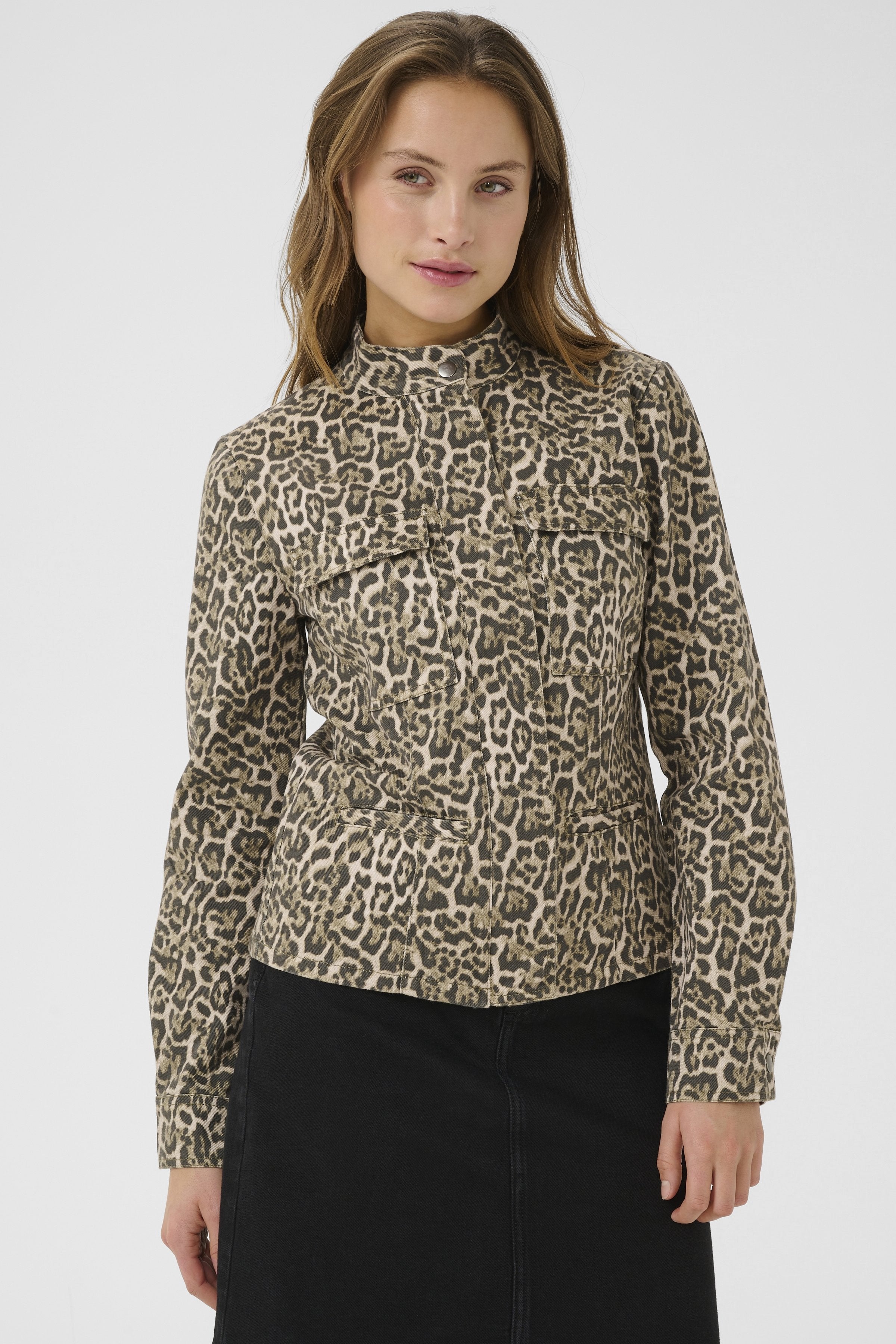 Leopardenmuster-Jacke in Beige- und Brauntönen, mit hohem Kragen, Knopfverschluss und zwei frontalen Taschen. Glatte Stofftextur.