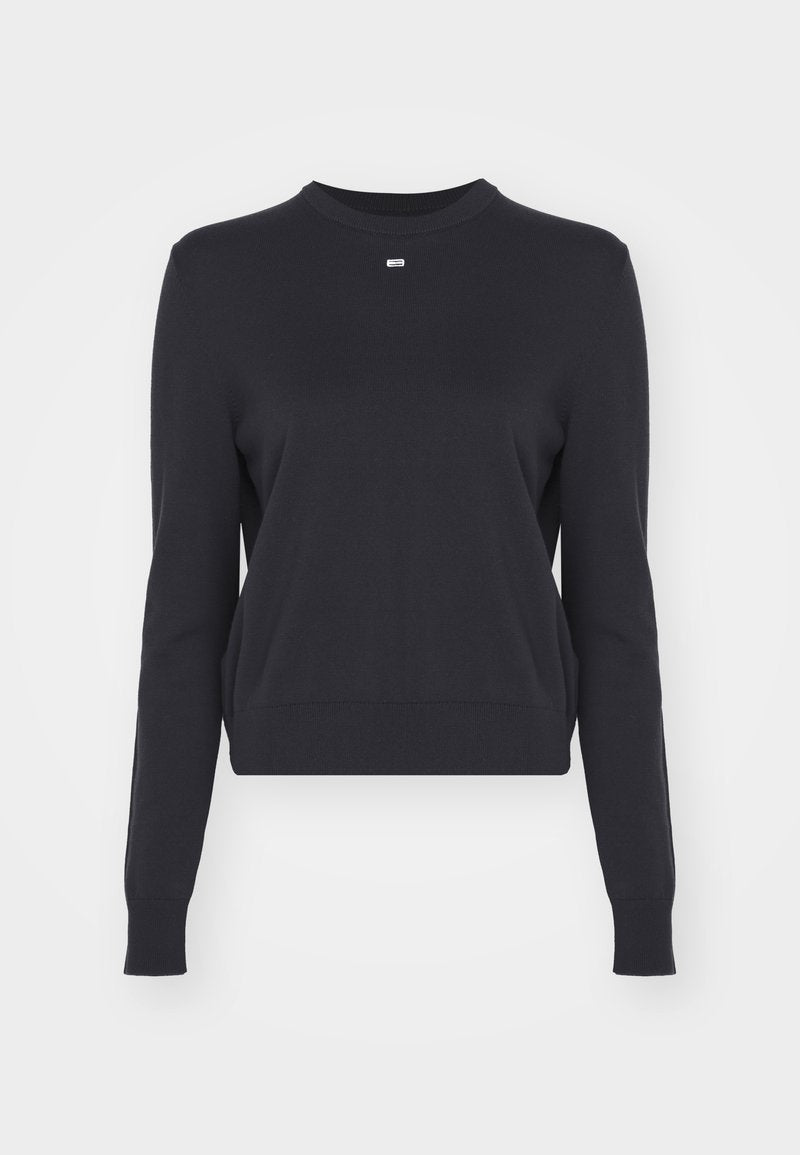 Dunkelblauer Pullover, runder Ausschnitt, lange Ärmel, weiche Stricktextur, geripptem Saum und Bündchen, kleines Logo auf der Brust, verkürzter Schnitt.