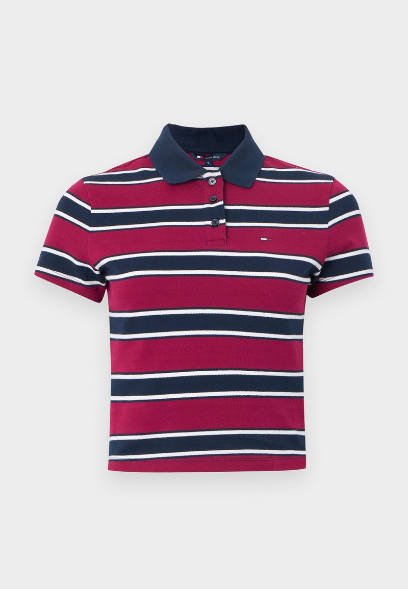 Rot-navyblau gestreiftes Poloshirt mit navyfarbenem Kragen, kurzen Ärmeln und Dreiknopf-Leiste. Das Material wirkt glatt mit klassischem Schnitt.