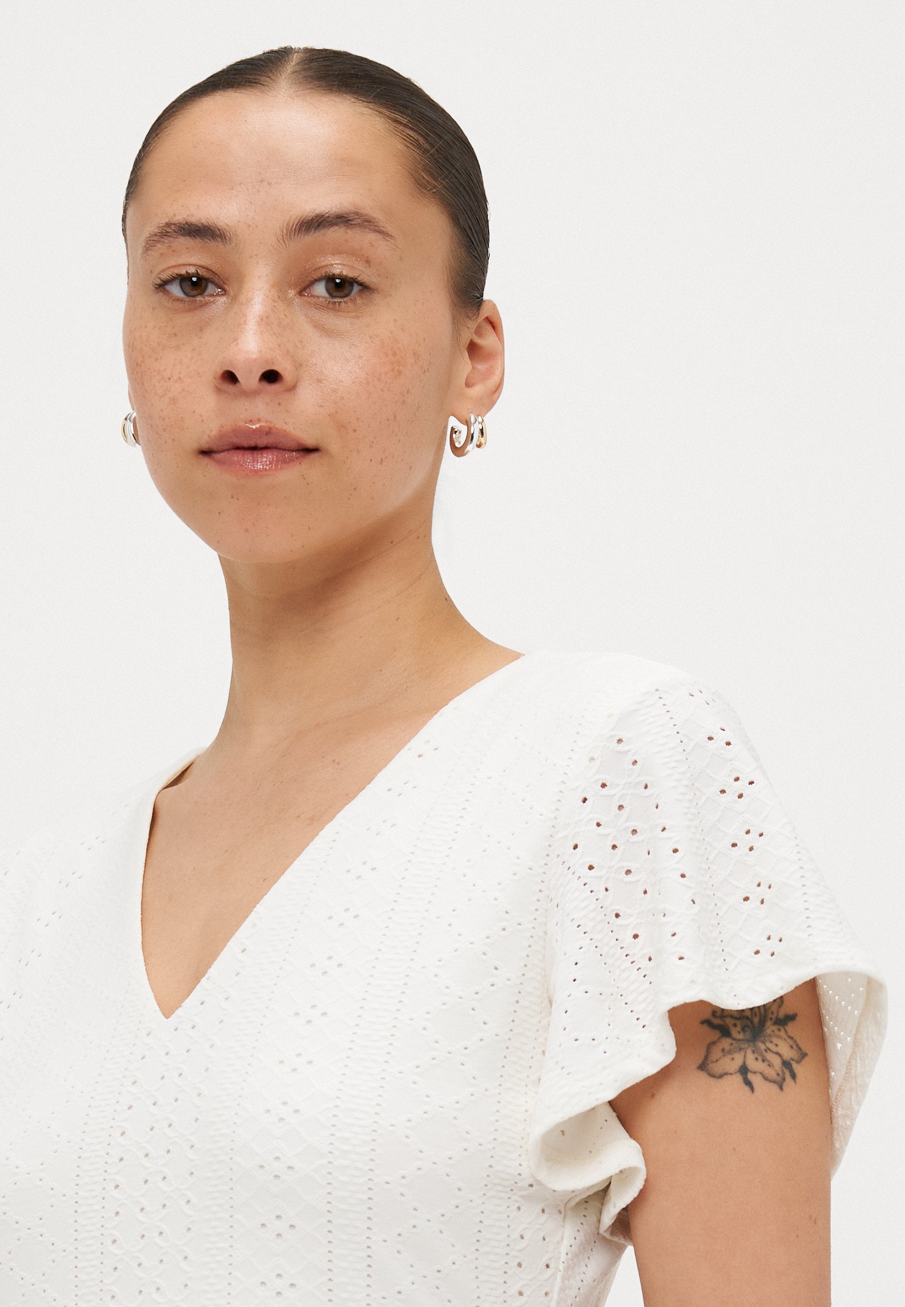 ONLSANDRA V NECK DRESS Media 5