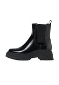Schwarze Leder-Chelsea-Stiefel mit elastischen Seitenpaneelen, robuster, profilierten Sohle und Zugschlaufe an der Rückseite, seitlich dargestellt.