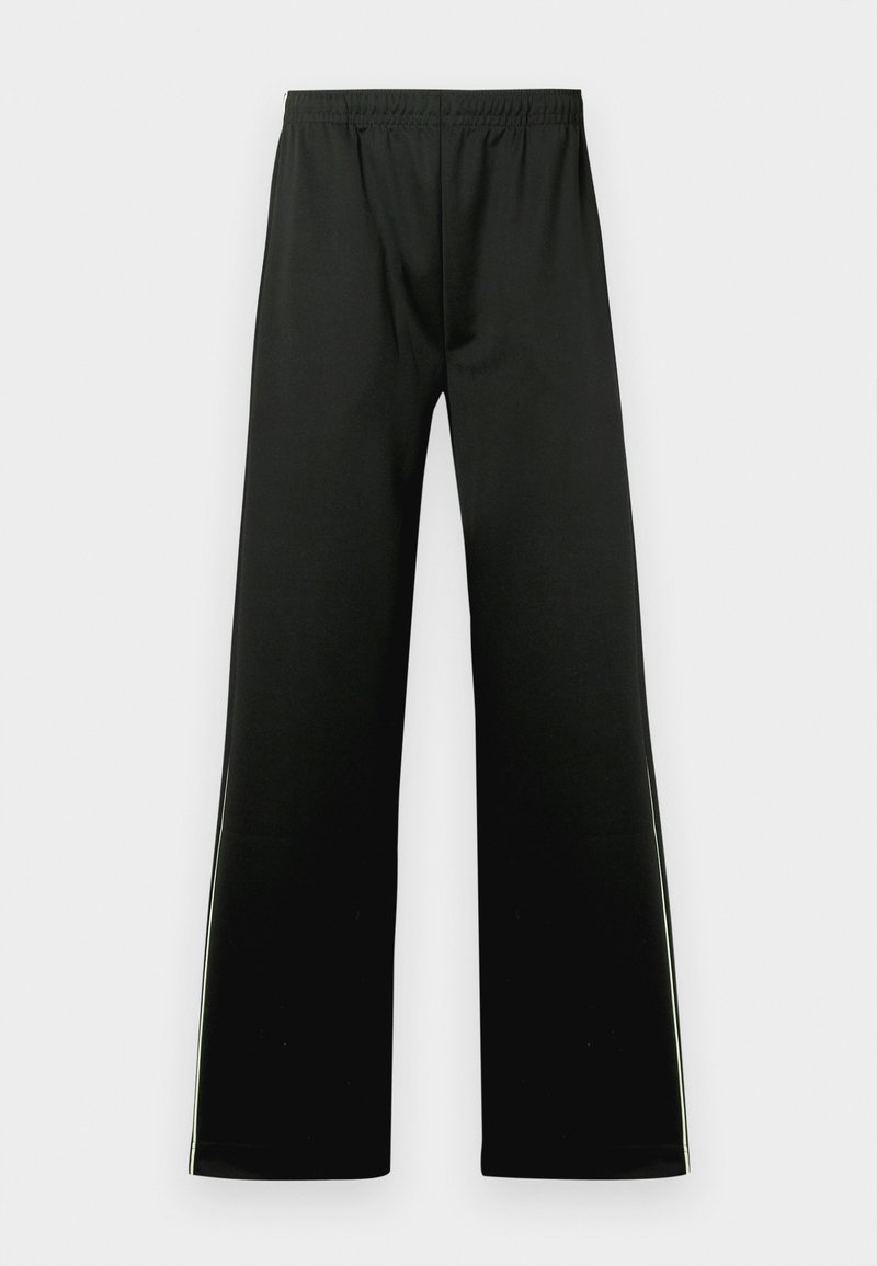 Schwarze sportliche Hosen mit weitem Bein, elastischem Bund und kontrastierenden weißen Seitenstreifen. Glatt strukturierter Stoff.