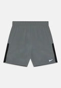 Graue Sportshorts mit elastischem Bund. Verfügt über schwarze seitliche Einsätze und ein weißes Nike-Logo auf der unteren linken Vorderseite. Leichter Stoff.