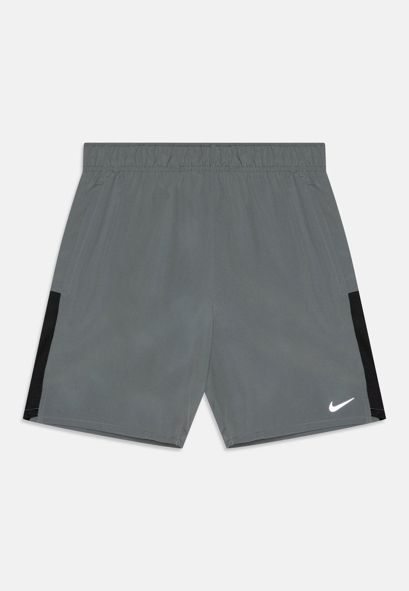 Graue Sportshorts mit elastischem Bund. Verfügt über schwarze seitliche Einsätze und ein weißes Nike-Logo auf der unteren linken Vorderseite. Leichter Stoff.