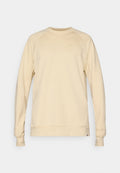 Helle beige Sweatshirt mit langen Ärmeln, Rundhalsausschnitt und gerippten Bündchen. Es verfügt über ein dezentes Logo auf der Brust und einen Textdetails an den Ärmeln.