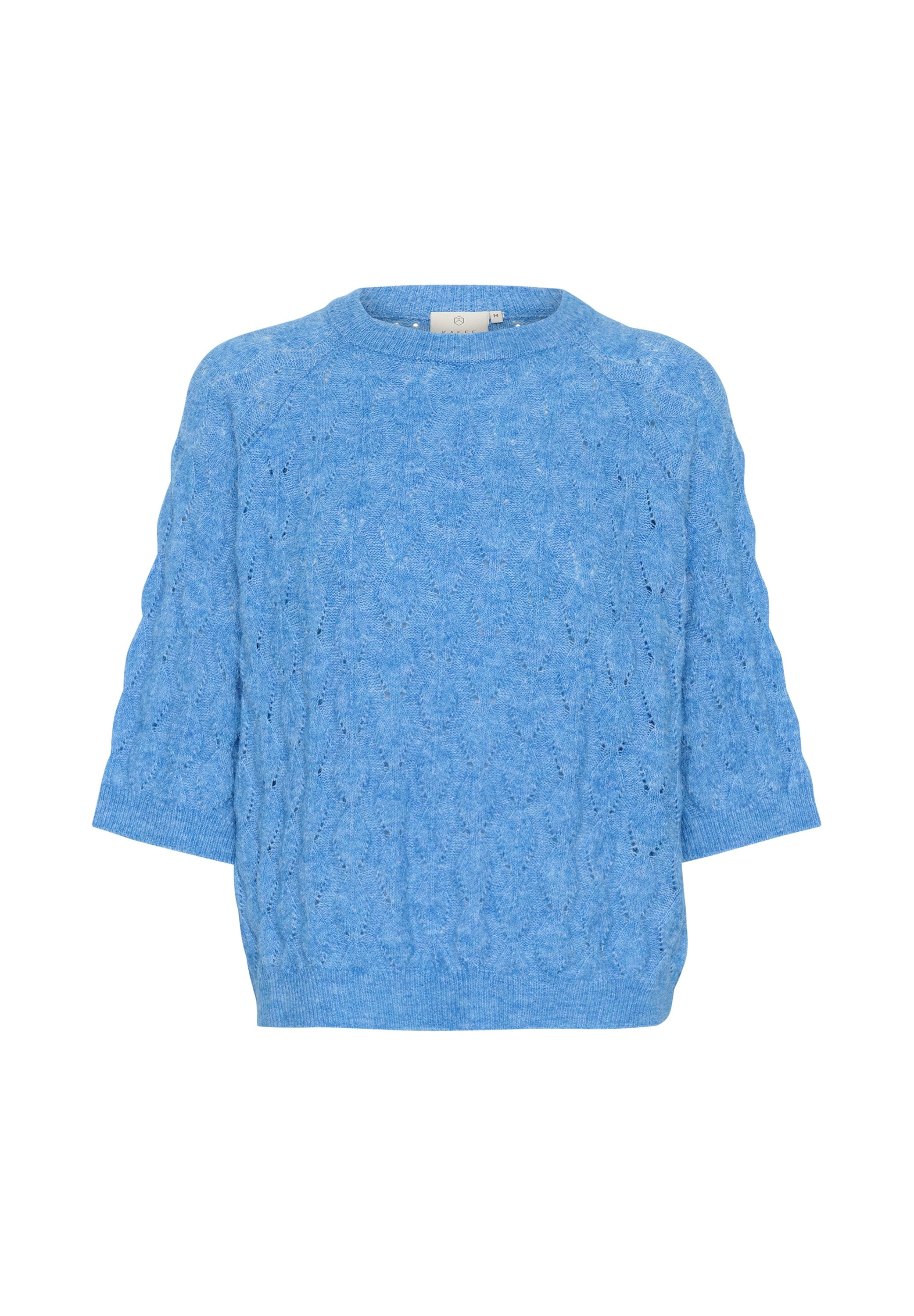 Hellblauer gestrickter Pullover mit strukturiertem Rippmuster, ausgestattet mit Dreiviertelärmel und einem gerippten Halsausschnitt sowie Saum.