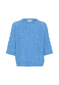 Hellblauer gestrickter Pullover mit strukturiertem Rippmuster, ausgestattet mit Dreiviertelärmel und einem gerippten Halsausschnitt sowie Saum.