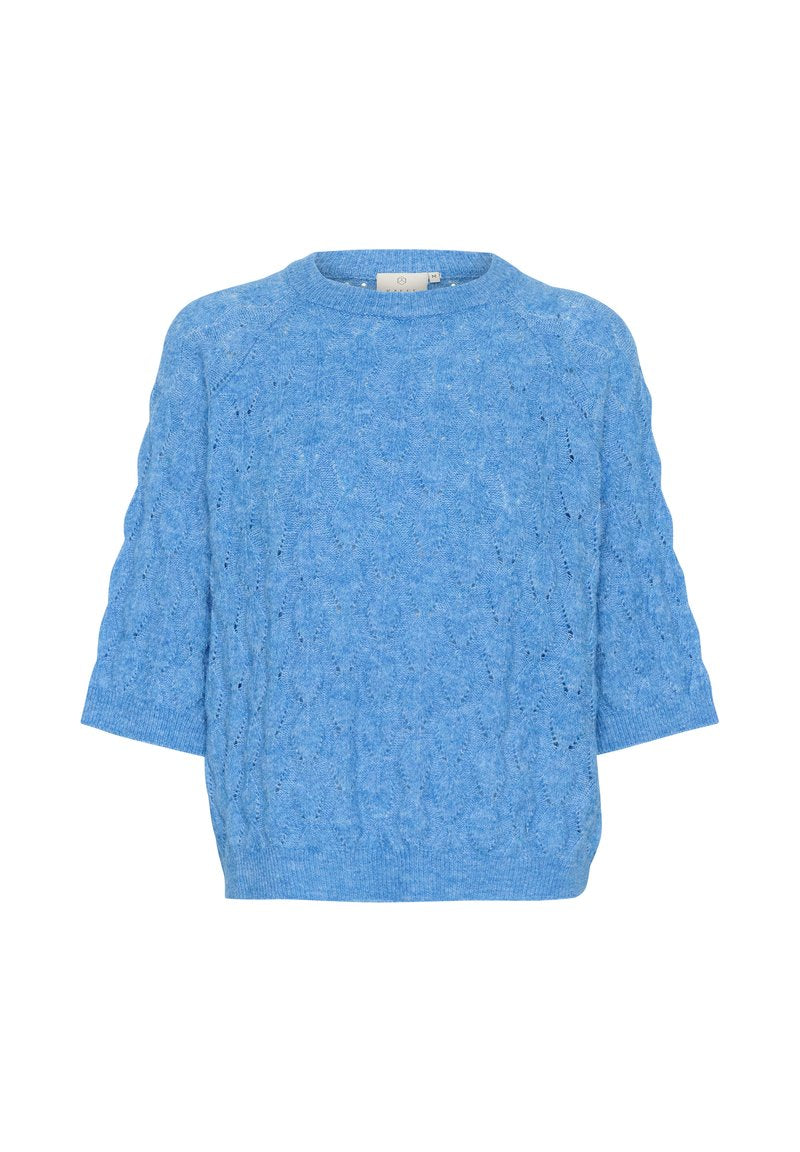 Hellblauer gestrickter Pullover mit strukturiertem Rippmuster, ausgestattet mit Dreiviertelärmel und einem gerippten Halsausschnitt sowie Saum.
