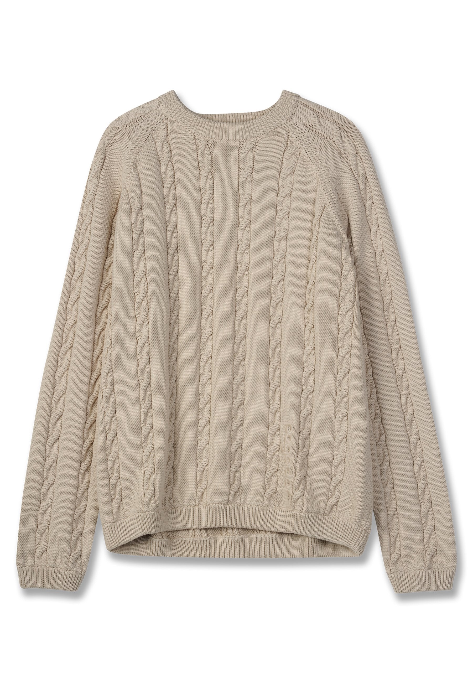 Beige Kabelstrickpullover mit langenÄrmeln, geripptem Ausschnitt, Bündchen, Saum und dezentem Markenlogo am unteren Vorderteil.