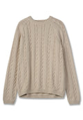 Beige Kabelstrickpullover mit langenÄrmeln, geripptem Ausschnitt, Bündchen, Saum und dezentem Markenlogo am unteren Vorderteil.