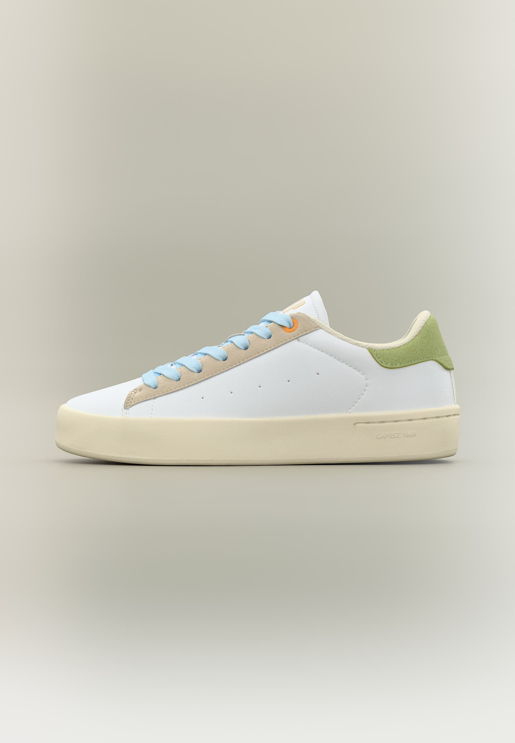 Weißer Sneaker in Low-Top-Form mit hellblauen Schnürsenkeln, beigen Akzenten, grünem Fersenlasche und einer elfenbeinfarbenen Gummisohle auf neutralem Hintergrund.