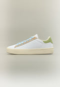 Weißer Sneaker in Low-Top-Form mit hellblauen Schnürsenkeln, beigen Akzenten, grünem Fersenlasche und einer elfenbeinfarbenen Gummisohle auf neutralem Hintergrund.