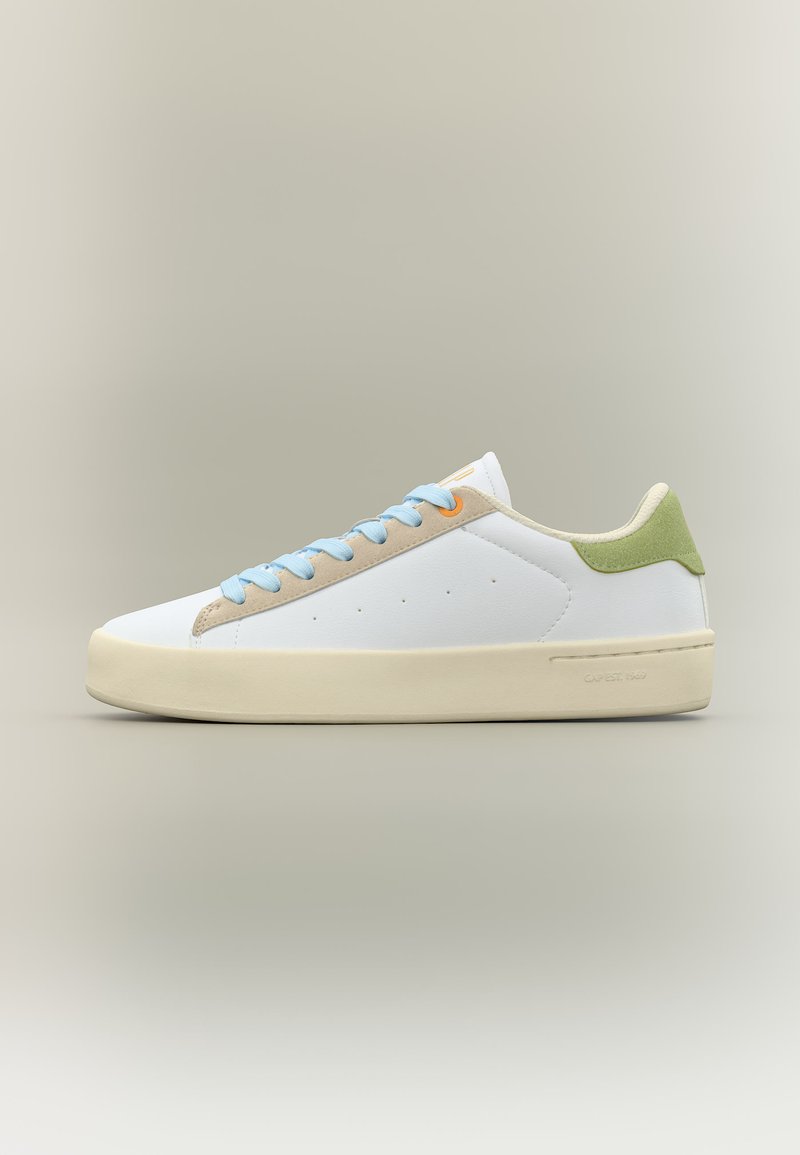 Weißer Sneaker in Low-Top-Form mit hellblauen Schnürsenkeln, beigen Akzenten, grünem Fersenlasche und einer elfenbeinfarbenen Gummisohle auf neutralem Hintergrund.