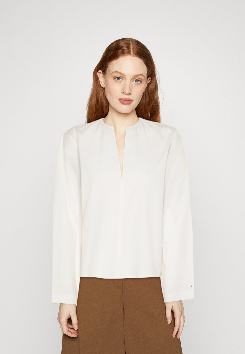 SOLID V NECK Media 3