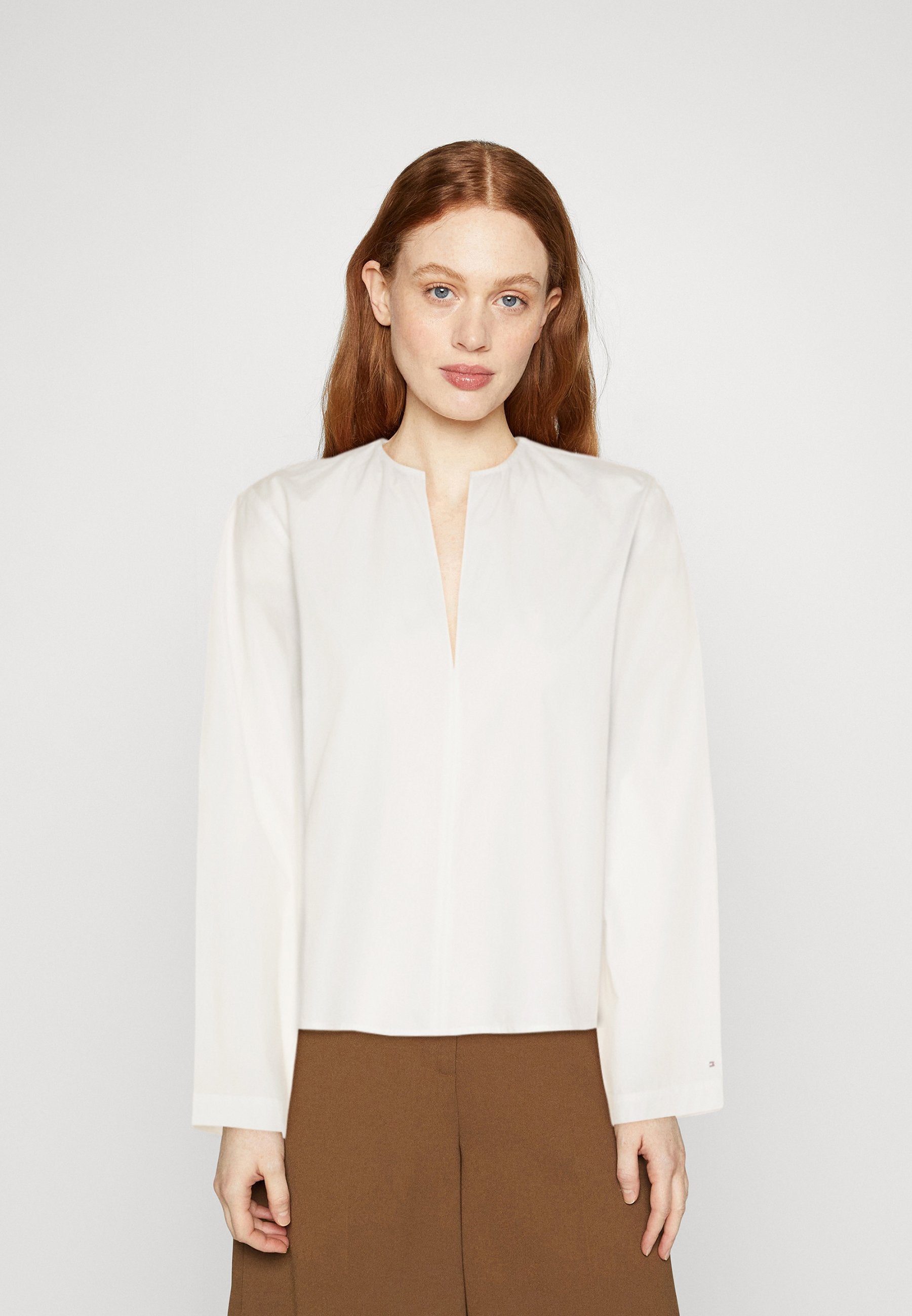 SOLID V NECK Media 3