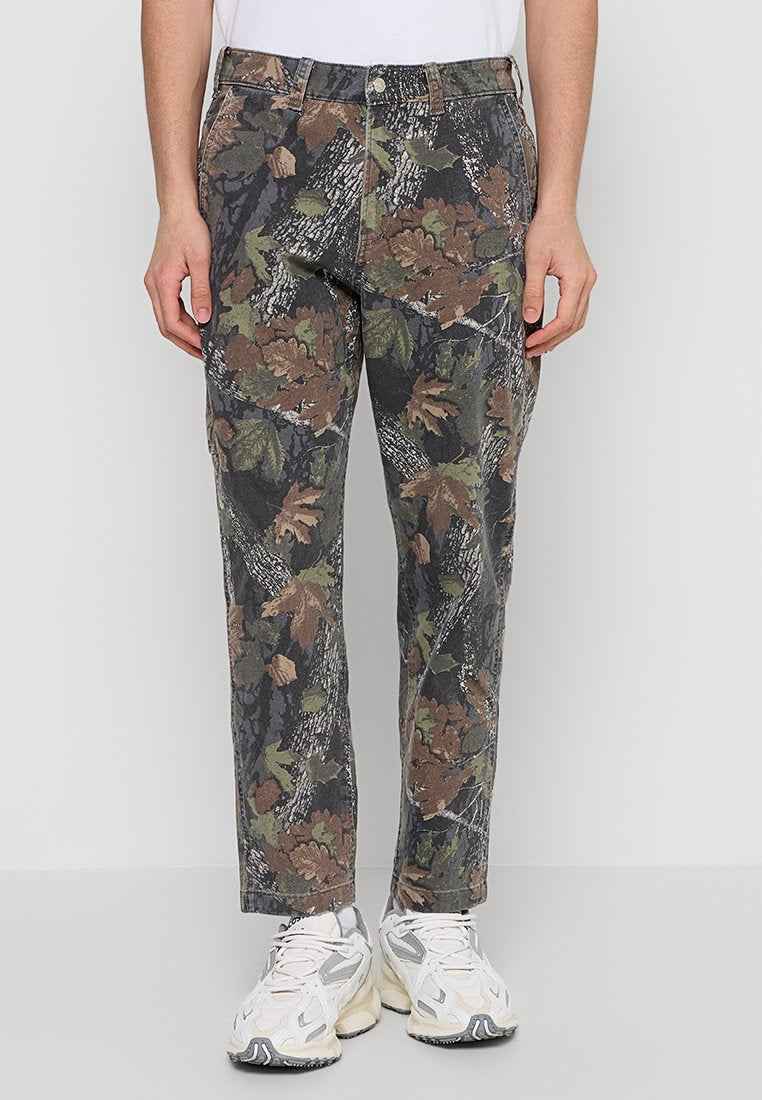 Tarnhosen aus Baumwollmischung mit einem detaillierten floralen Muster in erdigen Tönen von Grün, Braun und Grau, im geraden Schnitt.