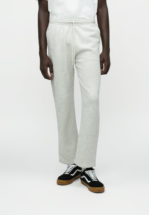 Abercrombie & Fitch ESSENTIAL STRAIGHT