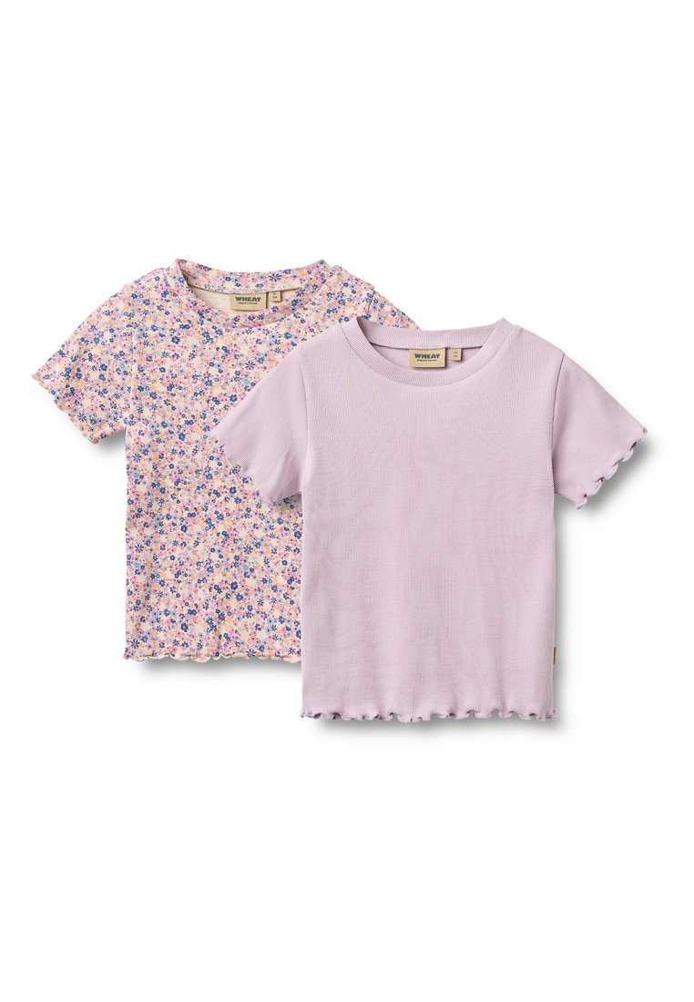 Kurzärmlige T-Shirts in pinkem Blumenmuster und uni Flieder, mit wellenförmigem Saum. Weiches Baumwollmaterial. Legere Passform, Rundhalsausschnitt.