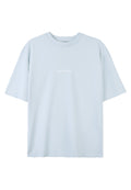Hellblaues übergroßes T-Shirt mit kurzen Ärmeln, Rundhalsausschnitt und kleinem weißen "PEGADOR" Schriftzug in der Mitte der Brust.