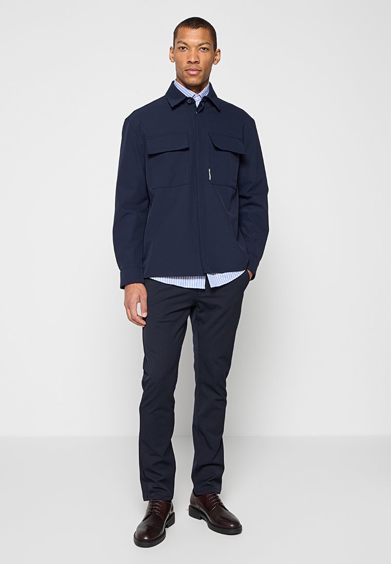 REGULAR FIT  Media 2
