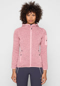 Frau mit lockigem Haar, die eine pinke Fleecejacke mit Reißverschluss, Kapuze und Reißverschlusstaschen trägt, steht vor einem einfarbigen Hintergrund.