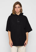 Schwarzer, übergroßer Baumwollhoodie mit kurzen Ärmeln, ausgestattet mit einem Logo-Print auf der Vorderseite. Weicher Stoff und lässiges Design für hohen Tragekomfort.