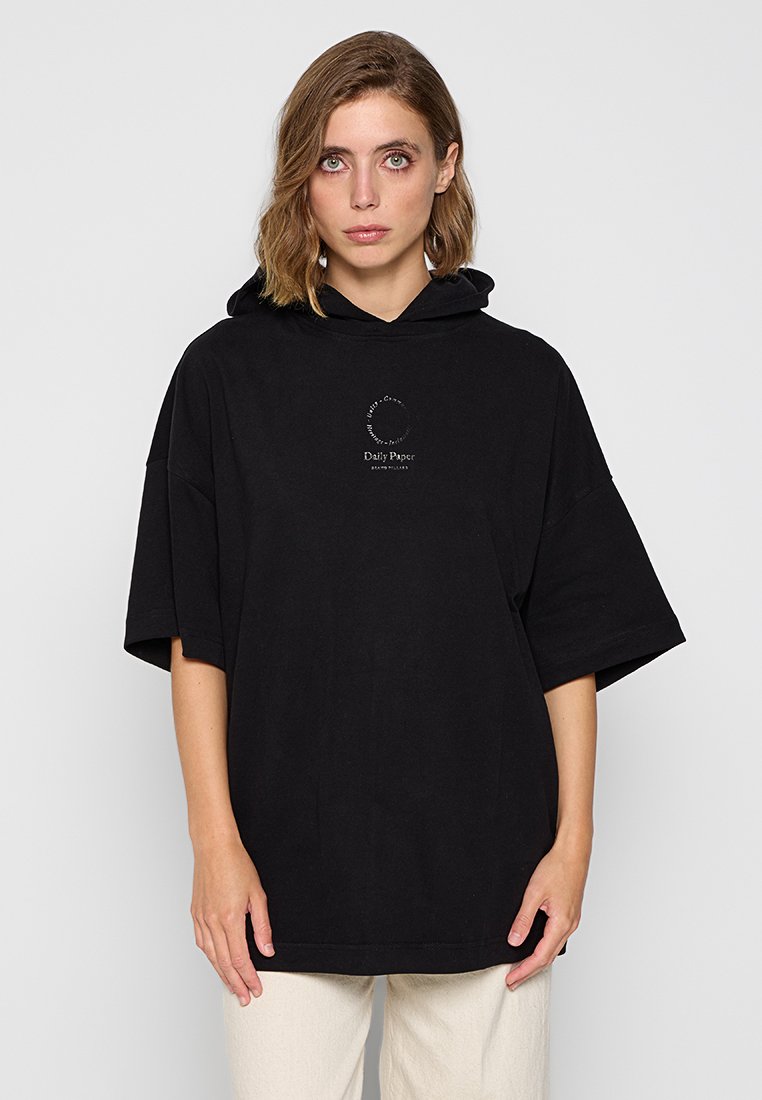 Schwarzer, übergroßer Baumwollhoodie mit kurzen Ärmeln, ausgestattet mit einem Logo-Print auf der Vorderseite. Weicher Stoff und lässiges Design für hohen Tragekomfort.
