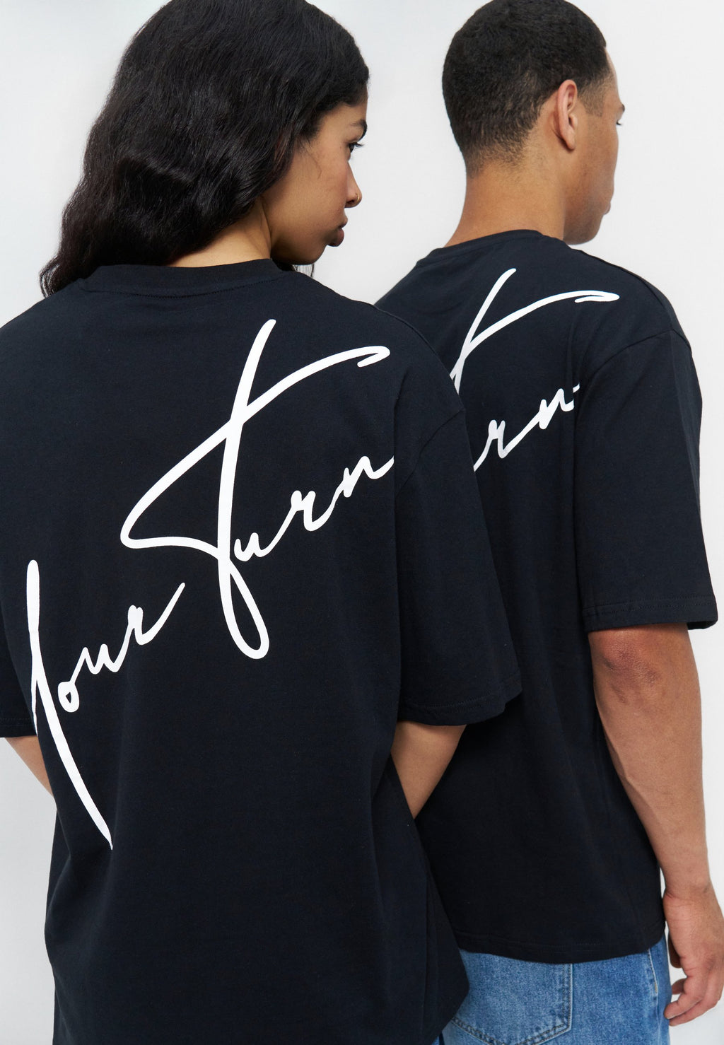 YOURTURN BIG SCRIPT LOGO OVERSIZED FIT