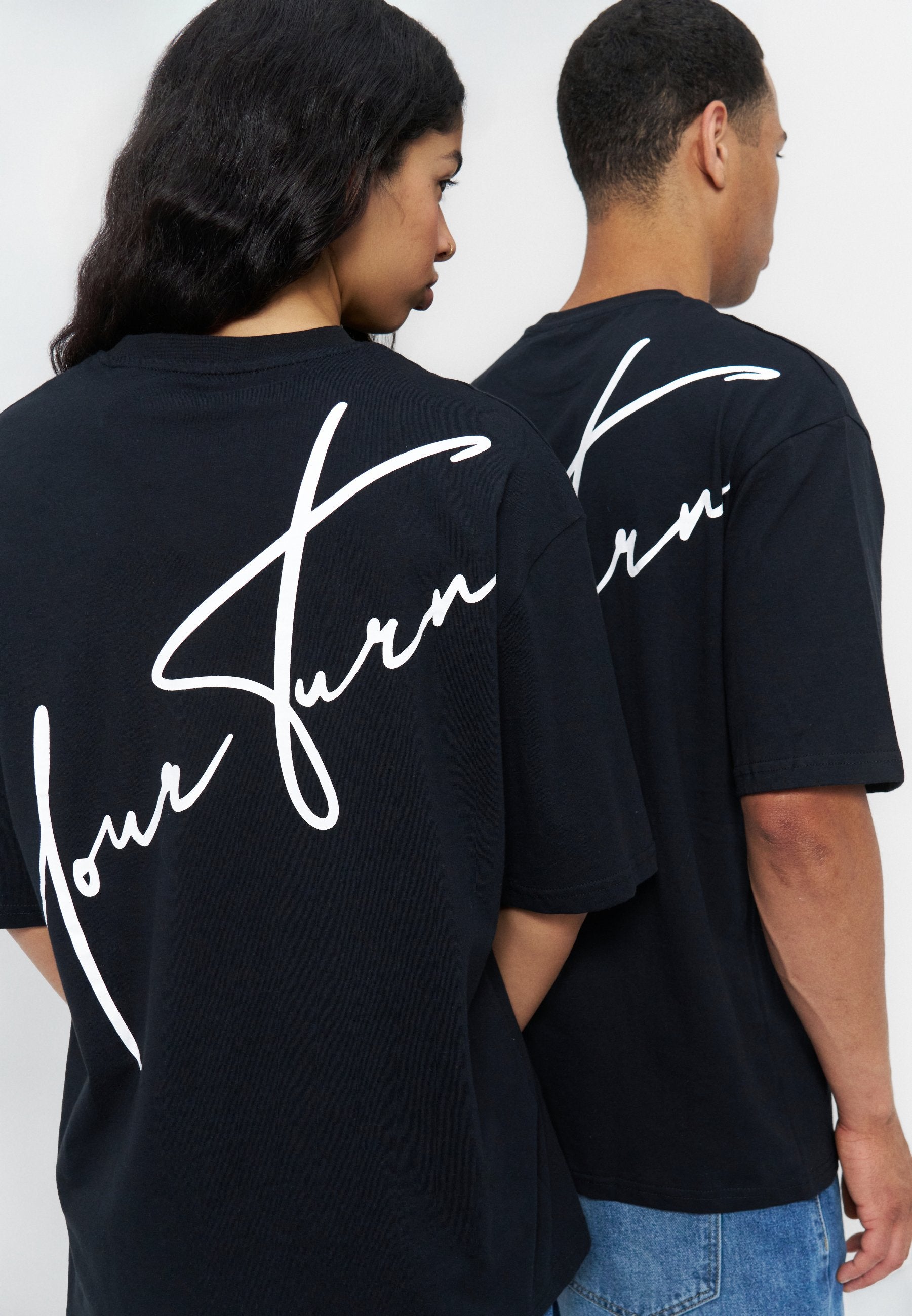 YOURTURN BIG SCRIPT LOGO OVERSIZED FIT