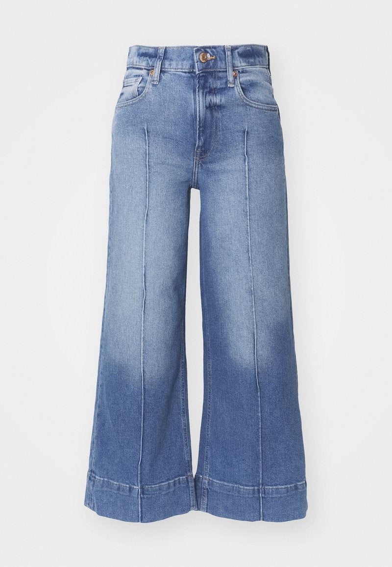 Weite Denim-Jeans in Hellblau, mit hoher Taille, ausgewaschenem Design, Fronttaschen und genähten Details entlang der Beine.