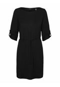 Schwarzes kurzärmliges Kleid aus weichem Material, mit rundem Ausschnitt, Kordelzug an der Taille und umgeschlagenem Ärmelaufschlag.