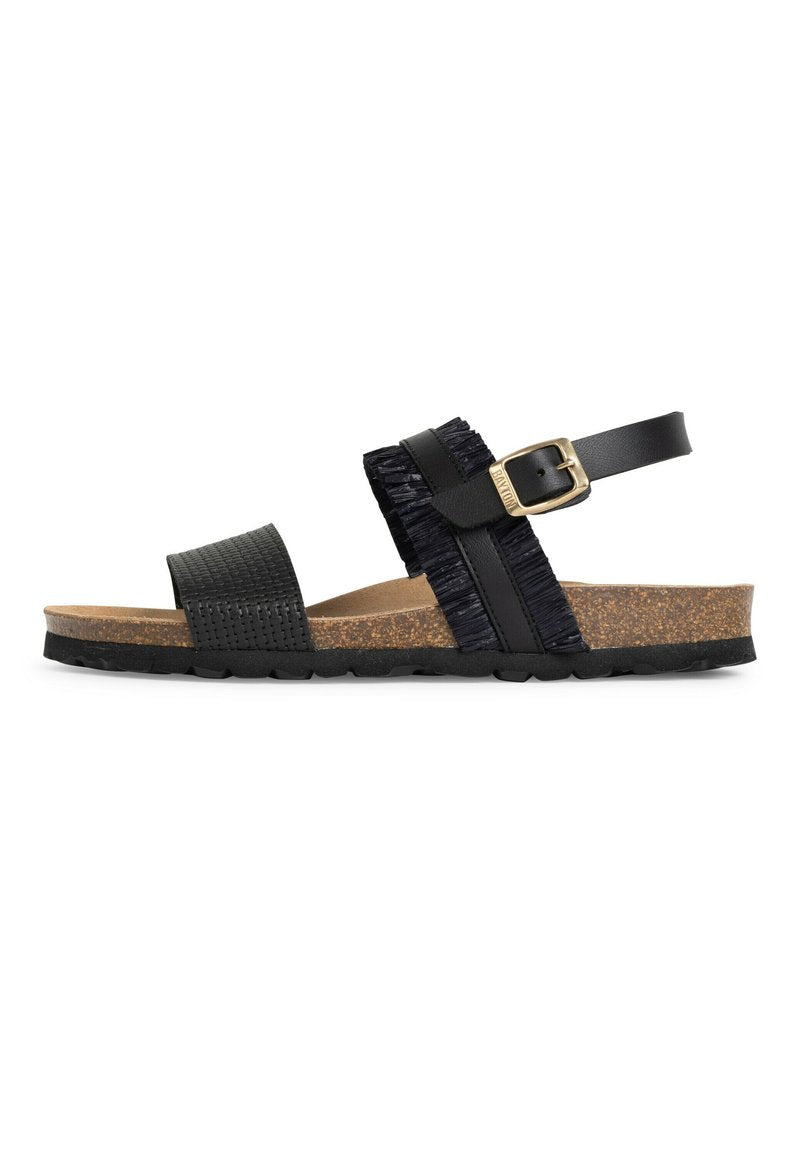 Schwarze Sandale mit gewebter Textur, Fransenakzenten, verstellbarem Schnallenverschluss, Kork-Zwischensohle und Gummisohle mit Profil für besseren Grip.