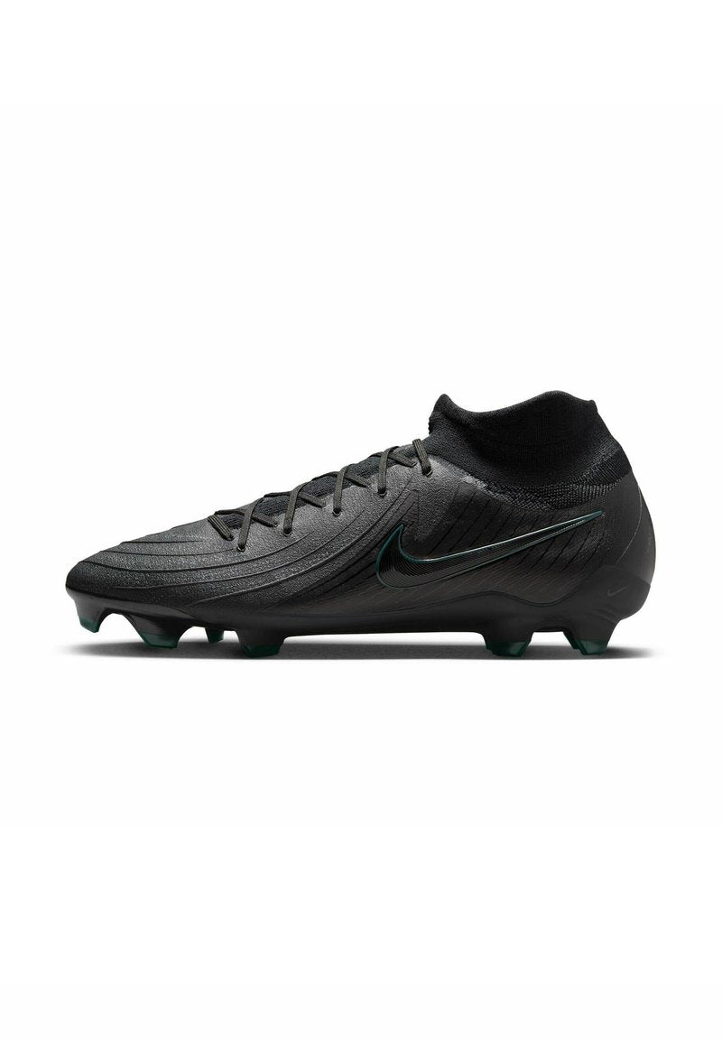 Schwarzer Nike Fußballschuh mit strukturiertem Obermaterial, auffälligen Nähten, niedrigem Knöchel und grünen Akzenten an der Sohle und dem Markenlogo. Fünf-stufige Sohle.