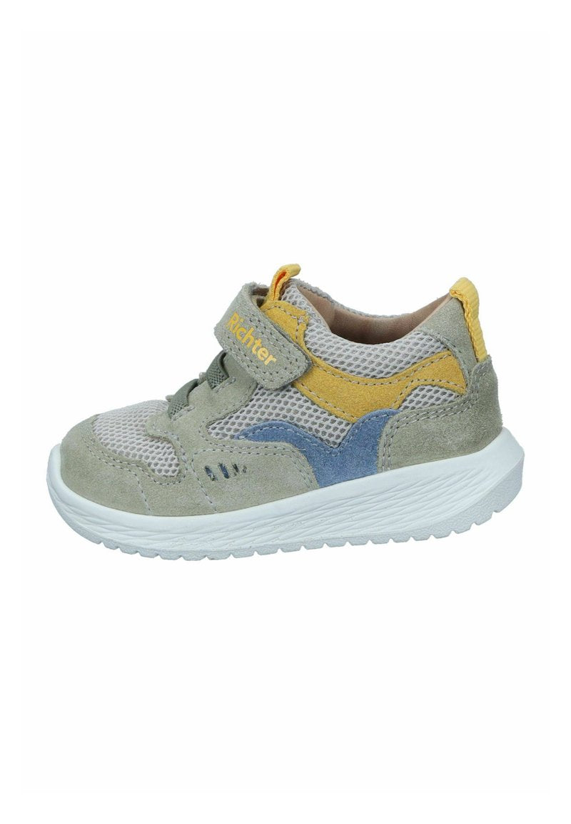 Hellgraue Sneakers aus Mesh und Wildleder mit gelben und blauen Akzenten, Klettverschluss und einer strukturierten weißen Gummisohle.
