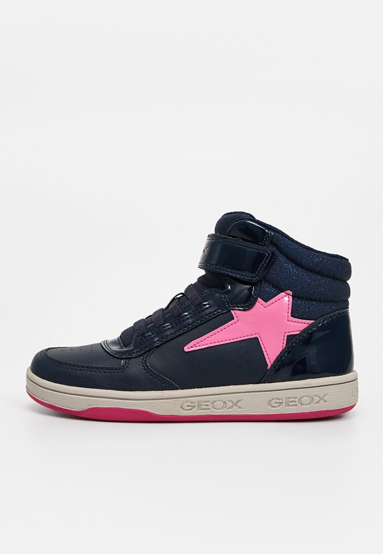 Hochschnitt-Sneaker aus navyfarbenem Kunstleder mit pinken Sternapplikationen. Verfügt über einen Klettverschluss, Schnürung und Gummisohle mit pinken Akzenten.