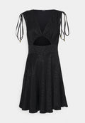 Schwarzes Kleid mit strukturiertem Blumenmuster, tiefem V-Ausschnitt, Ausschnittdetails, verstellbaren Schulterbändern und einem ausgestellten Rock.