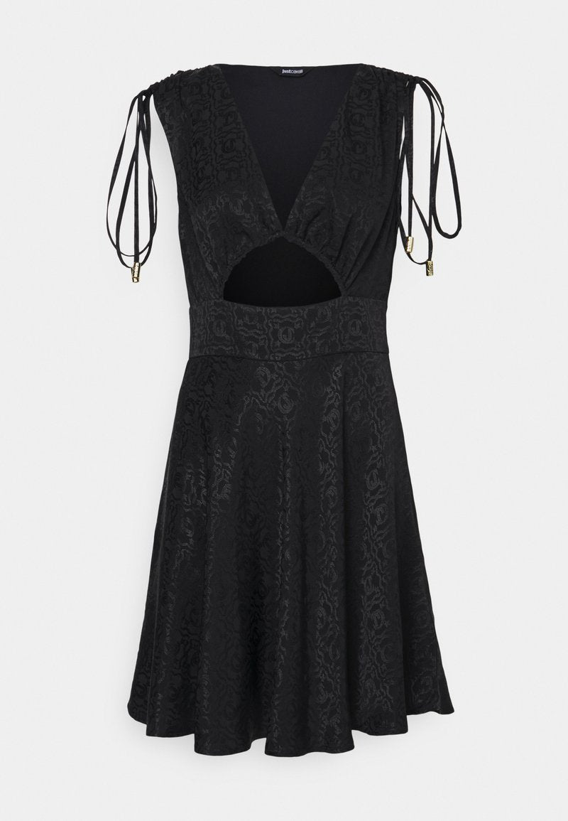 Schwarzes Kleid mit strukturiertem Blumenmuster, tiefem V-Ausschnitt, Ausschnittdetails, verstellbaren Schulterbändern und einem ausgestellten Rock.