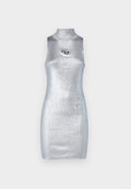Metallisch silbernes, ärmelloses Minikleid mit hochgeschlossenem Ausschnitt, strukturiertem Finish und einem kreisförmigen Logoakzent auf der Brust. Glattes und figurbetontes Design.