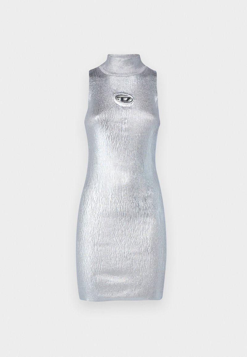Metallisch silbernes, ärmelloses Minikleid mit hochgeschlossenem Ausschnitt, strukturiertem Finish und einem kreisförmigen Logoakzent auf der Brust. Glattes und figurbetontes Design.