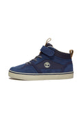 Marineblaue High-Top-Schuhe mit einem Obermaterial aus Wildleder und Mesh, Schnürung und Klettverschluss, hellfarbiger Sohle und Logoschriftzug an der Seite.